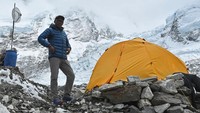 Perjalanan mendaki gunungnya dimulai pada tahun 1992 ketika ia mengikuti ekspedisi ke Everest sebagai anggota staf pendukung. Sejak itu, Kami Rita tanpa rasa takut memulai banyak ekspedisi, mendaki Everest berkali-kali. (Prakash Mathema/AFP via Getty Images)  