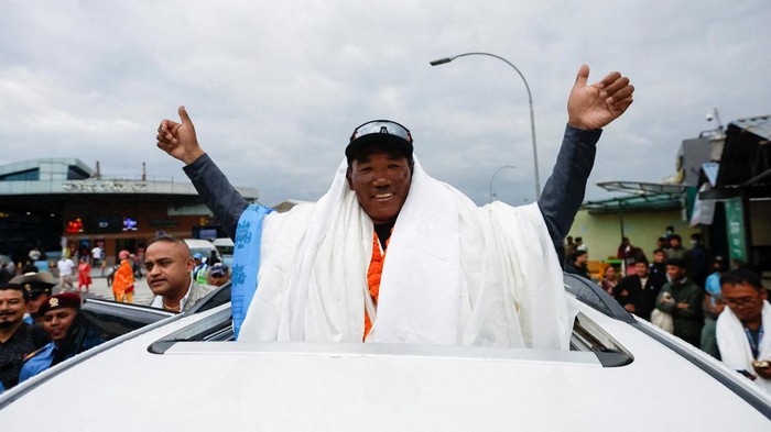 Kami Rita Sherpa, 53, a Nepali mountaineer, waves towards the media personnel upon his arrival after climbing Mount Everest for the 28th time, creating a new record for the most summits of the world’s highest mountain, in Kathmandu, Nepal May 25, 2023. (REUTERS/Navesh Chitrakar)      TPX IMAGES OF THE DAY