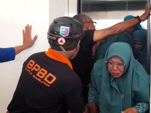 Horor Ibu-ibu PKK Banjar Terjebak di Lift Gegera Kelebihan Muatan