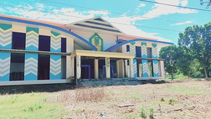 Proyek pembangunan gedung perpustakaan di Luwu Utara yang mangkrak.