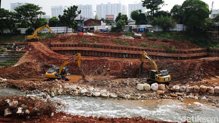 Alat berat digunakan dalam proyek pengendalian banjir sodetan Kali Ciliwung-Kanal Banjir Timur di Cipinang Besar Selatan, Jatinegara, Jakarta Timur, Jumat (26/5/2023). Pintu air lama tersebut dibongkar untuk melebarkan jalur air dari Kali Ciliwung ke Kanal Banjir Timur.