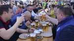 Ramai-ramai Warga Rusia Hadiri Festival Ikan Bau