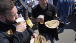 Ramai-ramai Warga Rusia Hadiri Festival Ikan Bau