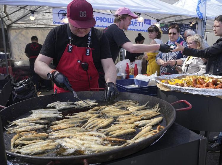 Ramai-ramai Warga Rusia Hadiri Festival Ikan Bau