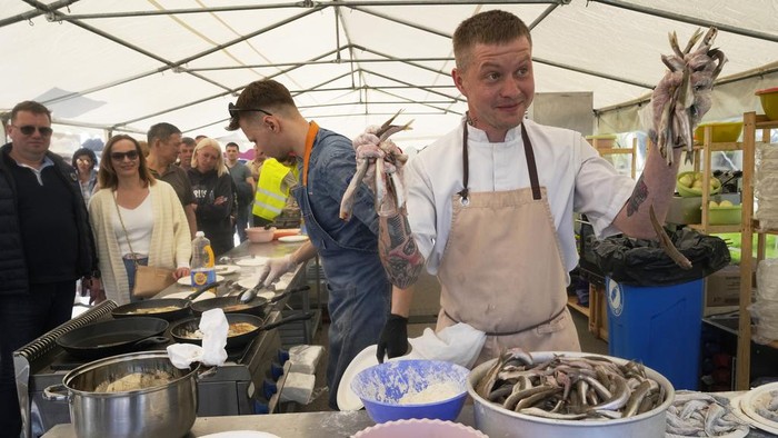 Ramai-ramai Warga Rusia Hadiri Festival Ikan Bau A cook fries smelt fish during a traditional smelt fish gastronomic festival in the city of Novaya Ladoga (New Ladoga), 125 km (77 miles) east of St. Petersburg, Russia, Saturday, May 13, 2023. In the northern Russian city Saint Petersburg smelt fish (known locally as koryushka) is known as a special local delicacy, famous for its