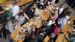 Ramai-ramai Warga Rusia Hadiri Festival Ikan Bau