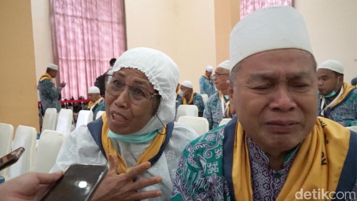 Ramli dan Sri saat ditemui di Asrama Haji Medan. (Kartika Sari/detikSumut)