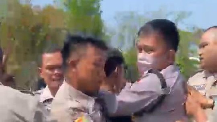 Rekaman video kericuhan satpam dan mahasiswa UIN Raden Intan Lampung. (Foto: Istimewa)