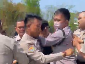 Aksi Satpam UIN Raden Intan, Hajar-Piting Mahasiswa yang Lagi Demo!