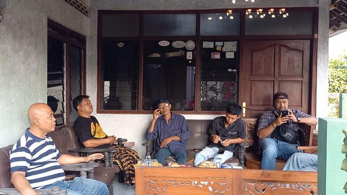 Rekan dan kerabat Benjo di rumah duka Mojosongo, Solo, Jumat (26/5/2023).