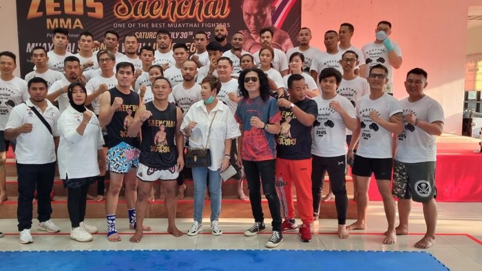 Saenchai bareng Zeus MMA Indonesia