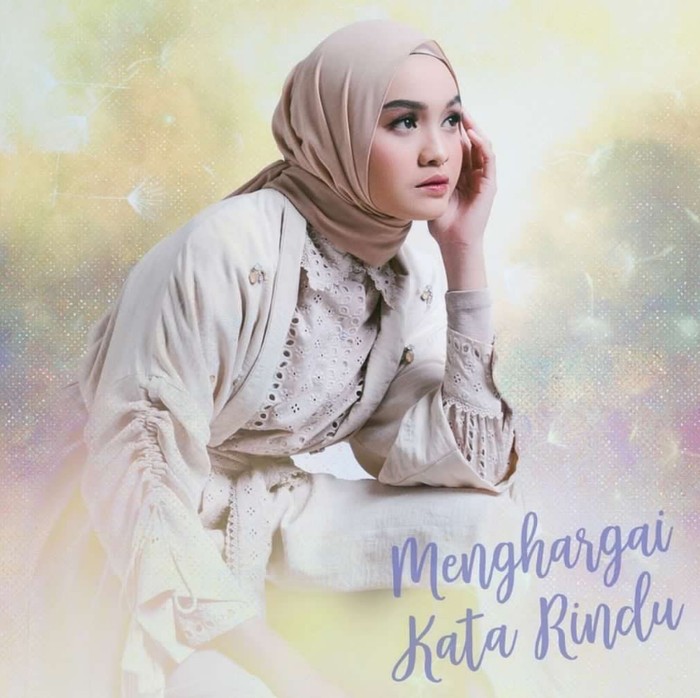 Salma Salsabil resmi menjadi idola baru dalam dunia musik Tanah Air. Sebab ia menjadi jawara dalam ajang pencarian bakat, Indonesian Idol musim ke-12.
