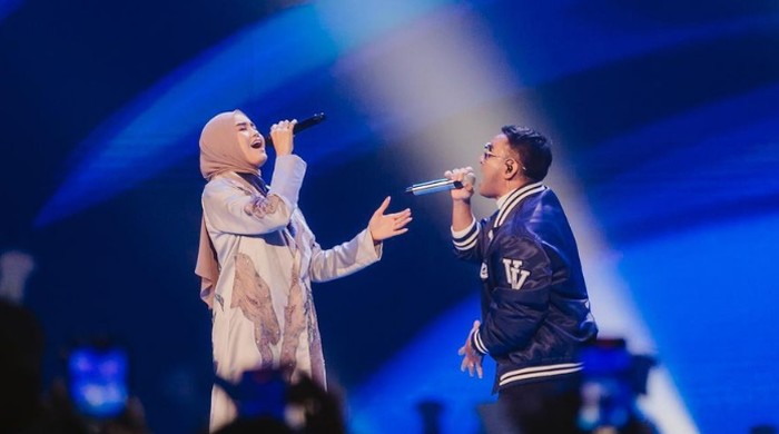 Salma Salsabil resmi menjadi idola baru dalam dunia musik Tanah Air. Sebab ia menjadi jawara dalam ajang pencarian bakat, Indonesian Idol musim ke-12.