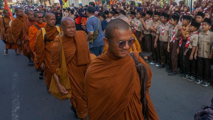 Sambutan Meriah untuk Biksu Thudong Saat Tiba di Batang Biksu yang mengikuti ritual Thudong menyapa warga di Kabupaten Batang, Jawa Tengah, Jumat (26/5/2023). Sebanyak 32 biksu tiba di Kabupaten Batang dan akan bermalam di salah satu gereja di wilayah Banyuputih sebelum melanjutkan perjalanan menuju Candi Borobudur dalam rangka menyambut Hari Raya Waisak pada 4 Juni mendatang. ANTARA FOTO/Harviyan Perdana Putra/rwa.