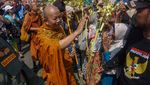 Sambutan Meriah untuk Biksu Thudong Saat Tiba di Batang