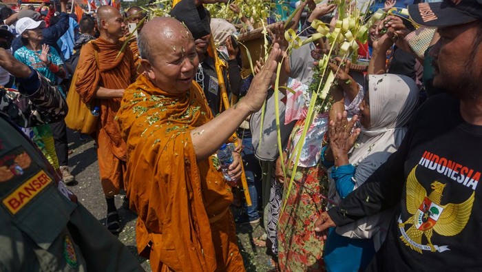 Sambutan Meriah untuk Biksu Thudong Saat Tiba di Batang Biksu yang mengikuti ritual Thudong menyapa warga di Kabupaten Batang, Jawa Tengah, Jumat (26/5/2023). Sebanyak 32 biksu tiba di Kabupaten Batang dan akan bermalam di salah satu gereja di wilayah Banyuputih sebelum melanjutkan perjalanan menuju Candi Borobudur dalam rangka menyambut Hari Raya Waisak pada 4 Juni mendatang. ANTARA FOTO/Harviyan Perdana Putra/rwa.