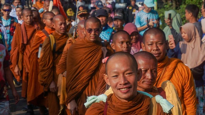 Sambutan Meriah untuk Biksu Thudong Saat Tiba di Batang Biksu yang mengikuti ritual Thudong menyapa warga di Kabupaten Batang, Jawa Tengah, Jumat (26/5/2023). Sebanyak 32 biksu tiba di Kabupaten Batang dan akan bermalam di salah satu gereja di wilayah Banyuputih sebelum melanjutkan perjalanan menuju Candi Borobudur dalam rangka menyambut Hari Raya Waisak pada 4 Juni mendatang. ANTARA FOTO/Harviyan Perdana Putra/rwa.