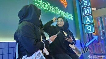 Selain foto malam, kamu bisa mencoba foto dengan Suga menggunakan AR. Foto: Aisyah Kamaliah/detikINET