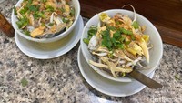 Menu yang disajikan di sini tidak neko-neko. Ada soto campur atau soto dengan nasi dipisah. Tak ketinggalan gorengan seperti sate-satean, perkedel hingga tempe goreng untuk pelengkapnya. Foto: detikFood