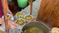 Kaldu ayam diolah dengan bumbu-bumbu halus dari soto seperti tambahan daun salam, serai, kemiri, kunyit, hingga aneka bawang. Karenanya rasa kaldunya ini kuat berempah dan enak. Foto: detikFood