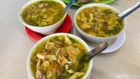 Di balik porsinya yang mini, rasa dari soto ayam Kudus di Kembang Joyo ini memang tak perlu diragukan lagi. Foto: detikFood