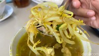 Ayam yang digunakan di sini hanya ayam kampung saja. Alasannya karena membuat rasa soto menjadi lebih enak dan gurih. Foto: detikFood