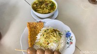 Kalau pesan soto campur, nasinya sudah termasuk di dalam mangkok harganya Rp 20.000. Tapi kalau nasinya dipisah harganya jadi Rp 25.000 karena porsi nasinya lebih banyak.  Foto: detikFood