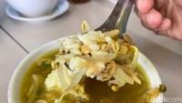 Soto disajikan dengan tauge rebus, seledri, dan bawang goreng putih yang memperkuat rasa. Ada juga suwiran daging ayam kampung yang royal berpadu jadi satu. Foto: detikFood