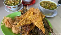 Menyantap soto Kudus tak lengkap jika tak pakai gorengan yang sudah jadi ciri khas. Di Kembang Joyo, di tiap meja terdapat piring besar berisi gorengan. Dari sate ati ampela hingga perkedel harganya dari Rp 6.000. Foto: detikFood