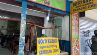 Soto ayam khas Kudus di Jakarta Pusat ini laris manis karena menggunakan ayam kampung dan kaldu murni. Racikannya legendaris sejak 20 tahun lalu. Foto: detikFood