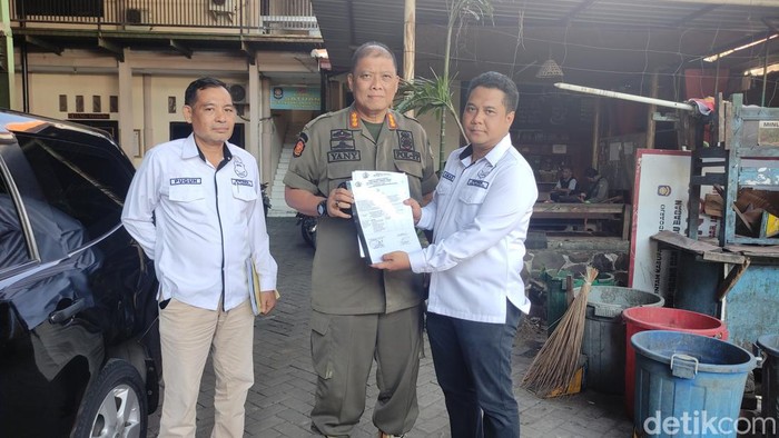 Satpol PP Sidoarjo menyerahkan berkas perkara Masriah ke PN Sidoarjo