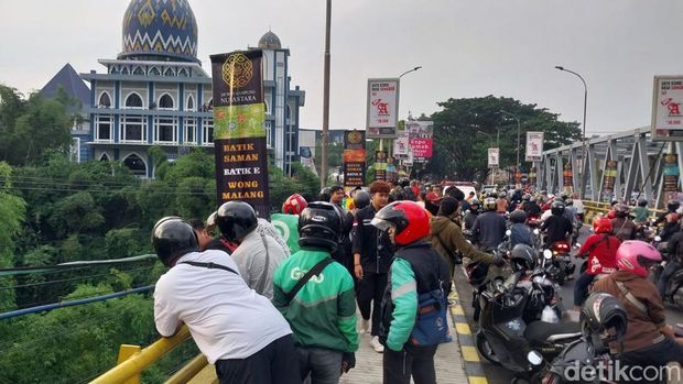 Seorang pria mendadak lompat dari Jembatan Suhat Kota Malang.