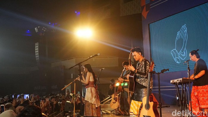 Soegi Bornean tampil dalam acara Demi Indonesia Goes to Campus Unair, pada Kamis (25/5/2023) siang. Sebelum tampil, mereka diajak joget ala TikTok dengan lagu Asmalibrasi versi koplo yang sempat viral.