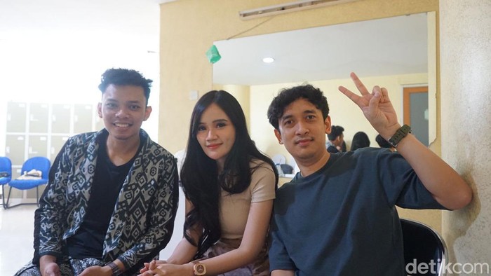 Soegi Bornean tampil dalam acara Demi Indonesia Goes to Campus Unair, pada Kamis (25/5/2023) siang. Sebelum tampil, mereka diajak joget ala TikTok dengan lagu Asmalibrasi versi koplo yang sempat viral.