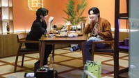Berbagai makanan juga dihidangkan untuk dinikmati bersama. Pada meja yang disediakan terlihat banyak makanan lezat untuk disantap Suga BTS dan bintang tamunya. Foto: Instagram/agustd