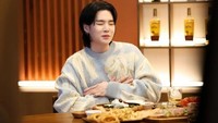 Suga BTS seringkali menampilkan ekspresi yang lucu. Baik ketika mendengar jawaban lawan bicaranya maupun menikmati makanan yang enak. Foto: Instagram/agustd