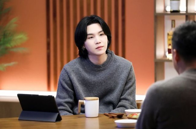 Konser di Indonesia, Ini Momen Suga BTS Minum Soju dan Makan Camilan