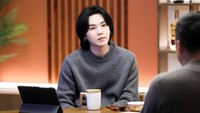 Saat berbicara Suga BTS sesekali tampak serius. Ditemani segelas minuman di hadapannya ia menyimak lawan bicaranya dengan baik. Foto: Instagram/agustd