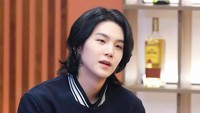 Hidangan khas Korea Selatan menjadi suguhan wajib bagi Suga dan bintang tamunya. Ada pajeon dengan berbagai isian yang dapat disantap sambil berbincang santai. Foto: Instagram/agustd