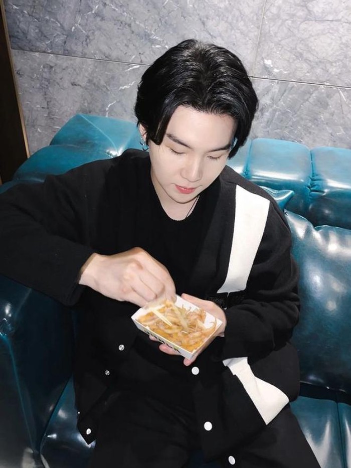 Suga BTS Konser di Indonesia, Ini Momen Suga BTS Minum Soju dan Makan Camilan