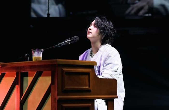 Konser di Indonesia, Ini Momen Suga BTS Minum Soju dan Makan Camilan