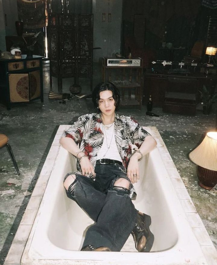 Konser di Indonesia, Ini Momen Suga BTS Minum Soju dan Makan Camilan