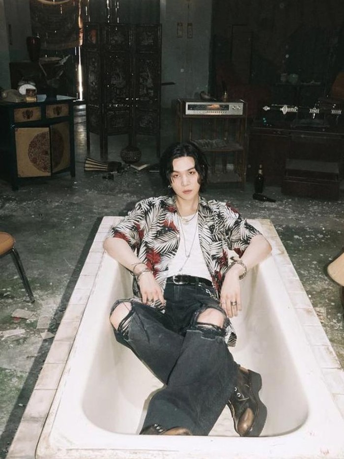 Konser di Indonesia, Ini Momen Suga BTS Minum Soju dan Makan Camilan