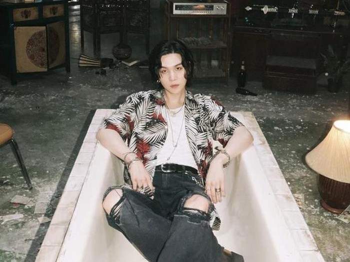 Konser di Indonesia, Ini Momen Suga BTS Minum Soju dan Makan Camilan