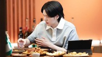 Memiliki program bernama Shchwita, Suga BTS mengundang idol Korea Selatan untuk berbincang santai. Obrolan ringan tersebut sambil ditemani soju yang menyegarkan. Foto: Instagram/agustd