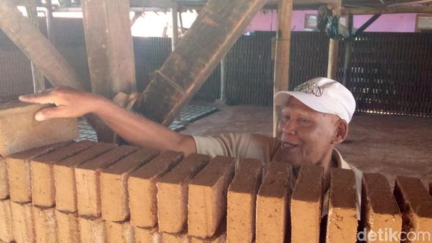 Sulaeman dan aktivitasnya membuat batu bata.