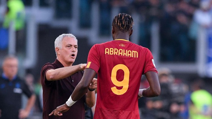 Jose Mourinho of AS Roma gives instructions to Tammy Abraham of AS Roma during the Serie A match between AS Roma and Atalanta BC at Stadio Olimpico, Rome, Italy on 18 September 2022.  (Photo by Giuseppe Maffia/NurPhoto via Getty Images)