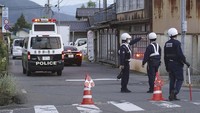 Peristiwa seperti ini jarang terjadi di Jepang. Meski belakangan, penyerangan semacam ini benar-benar menimbulkan korban tokoh penting, yakni mantan Perdana Menteri Shinzo Abe, terjadi pada Juli 2022 lalu.  
