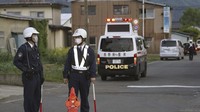 Petugas polisi berjaga di jalan menuju sebuah gedung tempat seorang pria pelaku penikaman bersembunyi di Nakano. Dilansir Kyodo, polisi menerima laporan pukul 16.25 waktu setempat mengenai peristiwa penyerangan itu. Polisi datang, namun dua polisi ditembak pria tersebut.