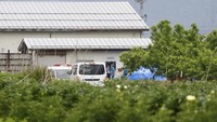Penyelidik memeriksa di sekitar lokasi kejadian di Nakano, prefektur Nagano, Jepang tengah. Polisi telah mengkonfirmasi kematian keempat adalah seorang wanita tua yang ditemukan terluka di lokasi serangan dan kemudian dinyatakan meninggal.